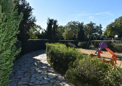 Jardines y columpios casa la madrina