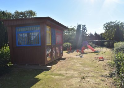 Casa de juego y columpios para niños en jardin