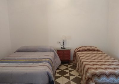 Dormitorio con dos camas casa Isabel