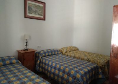 Dormitorio con tres camas casa Isabel