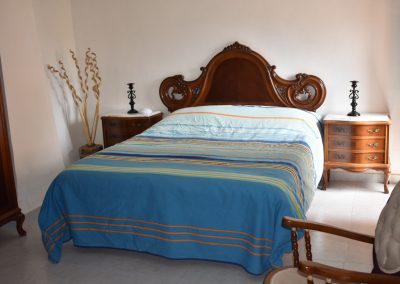 Dormitorio con cama de matrimonio casa la madrina