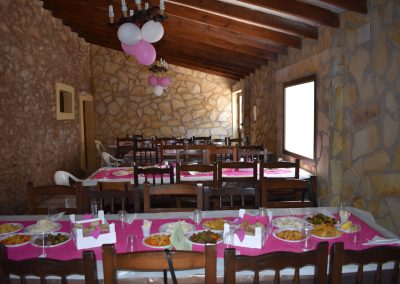 Salón con mesas y sillas para celebraciones