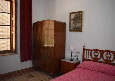 Dormitorio con cama de matrimonio y armario casa pepe