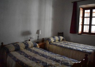 Dormitorio con dos camas casa pepe